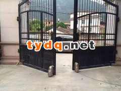 西安别墅铁艺大门阿尔卡诺八字平开门机图2