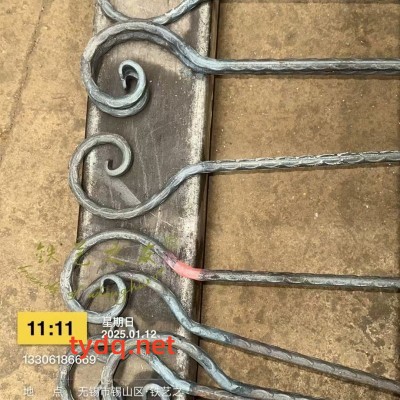 铁艺压花锻打圆钢弯花-铁艺护栏配件厂家图2